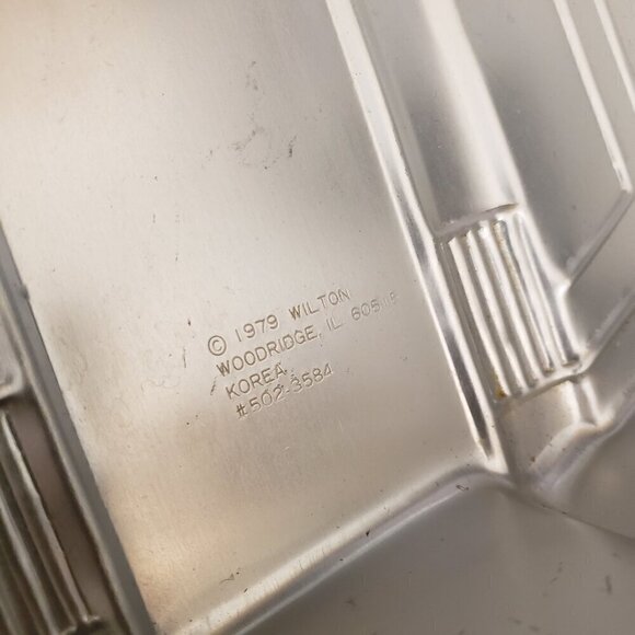 Wilton Spaceship Cake Pan with Color Instructions - Picture 3 of 10